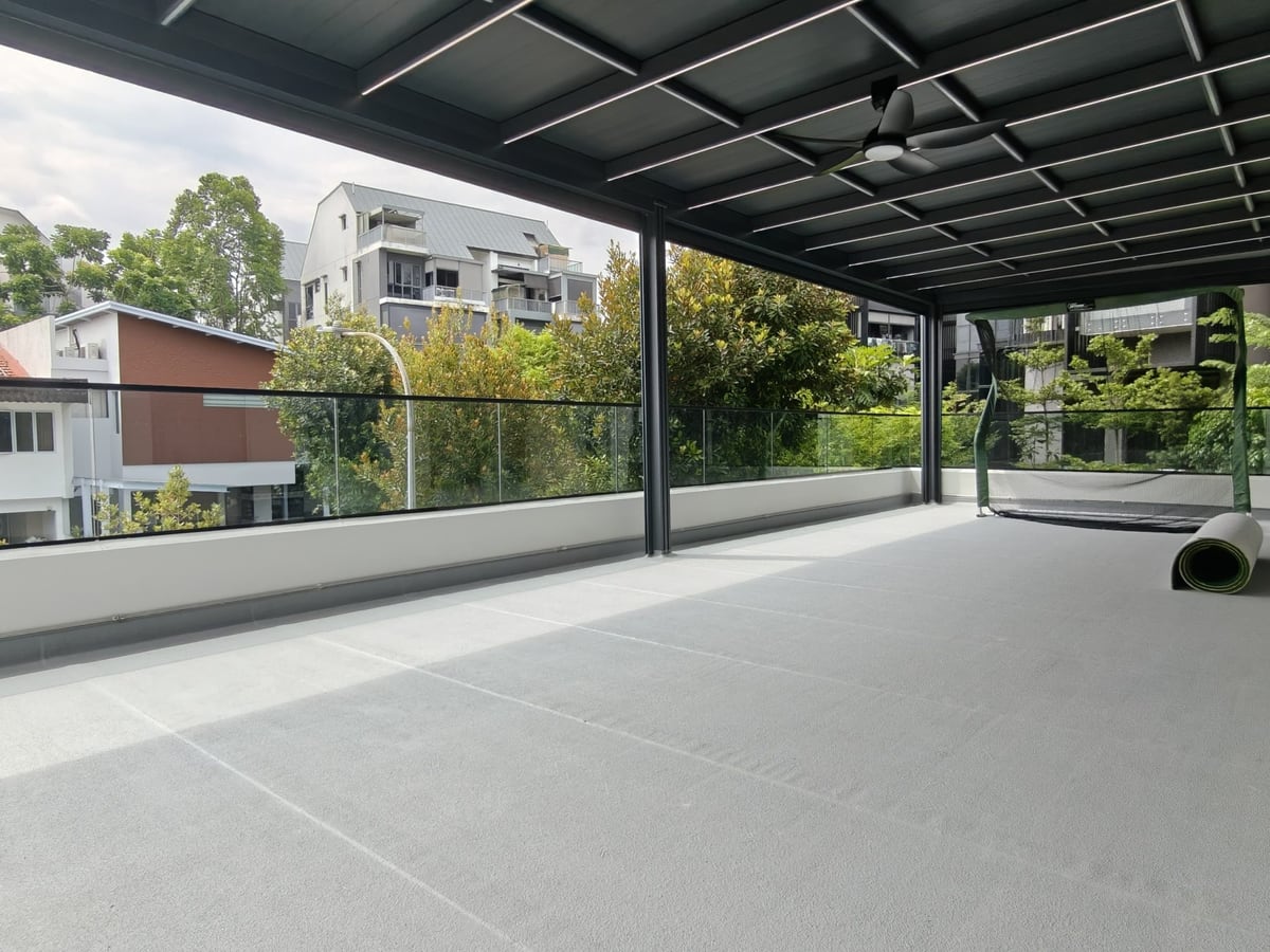 Covered outdoor terrace with an aluminium roof and glass balustrade