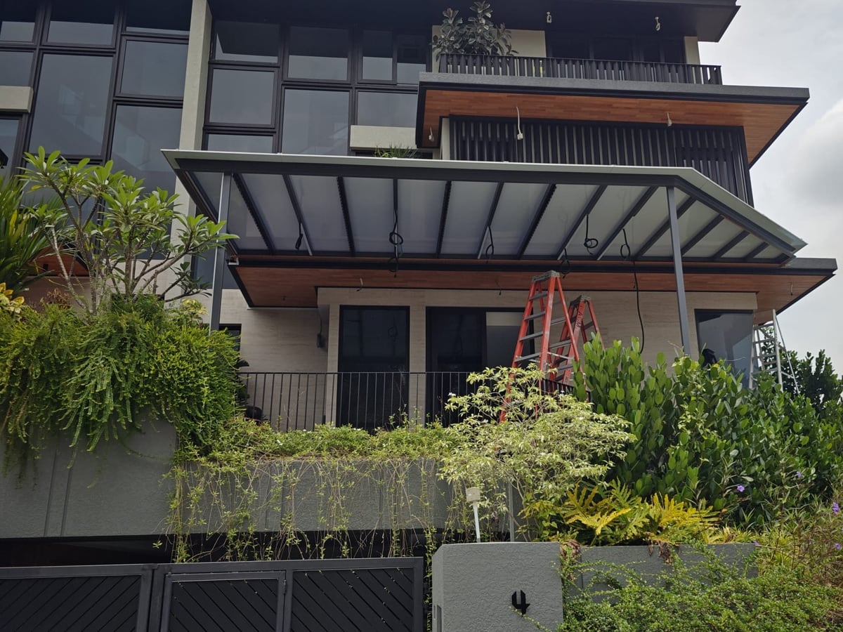 Aluminium smart roof over a residential terrace surrounded by planting